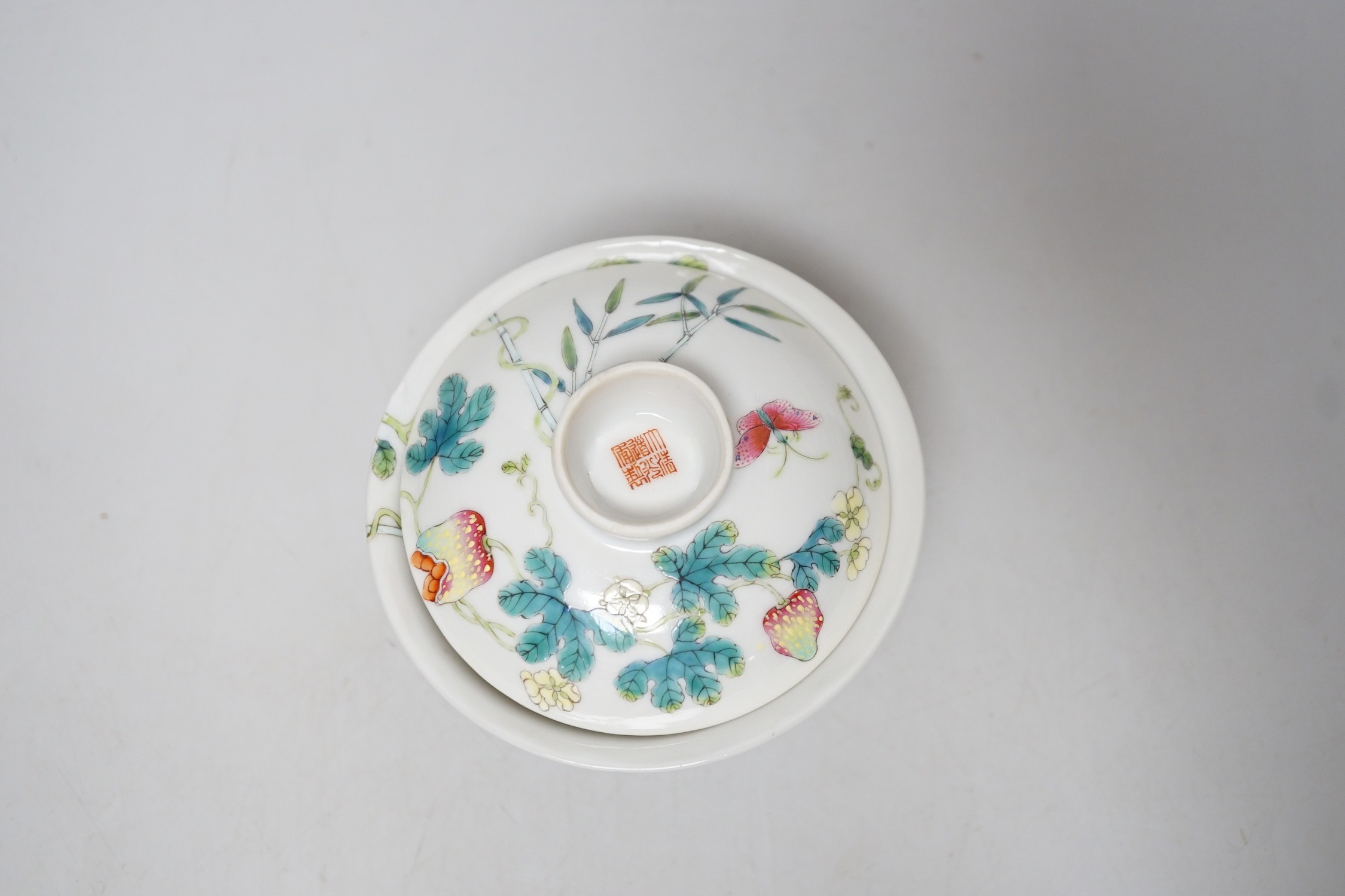 A Chinese famille rose bowl and cover. 9cm tall overall